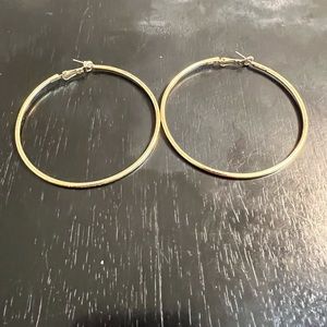 ONE PAIR OF PRE-OWNED LARGE GOLDTONE HOOP PIERCED EARRINGS. CTM3